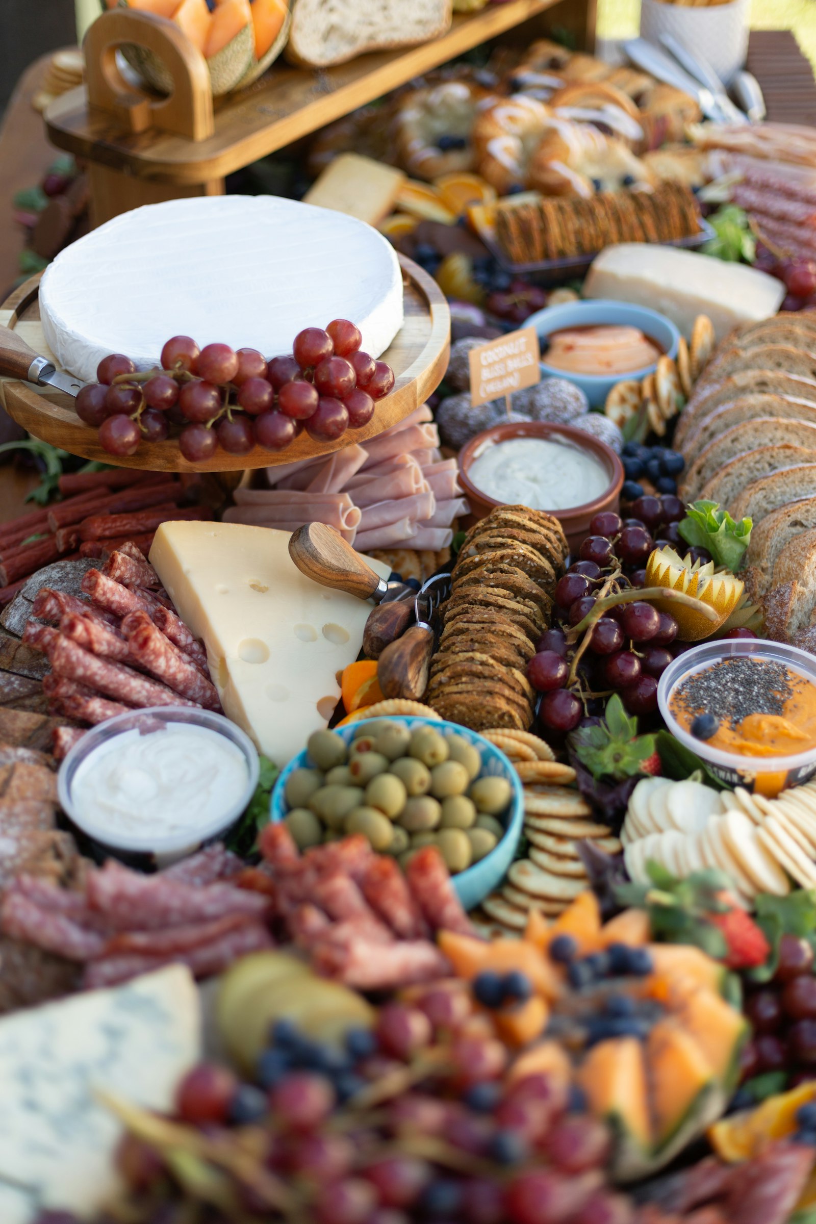 Tavolo imbandito per un buffet