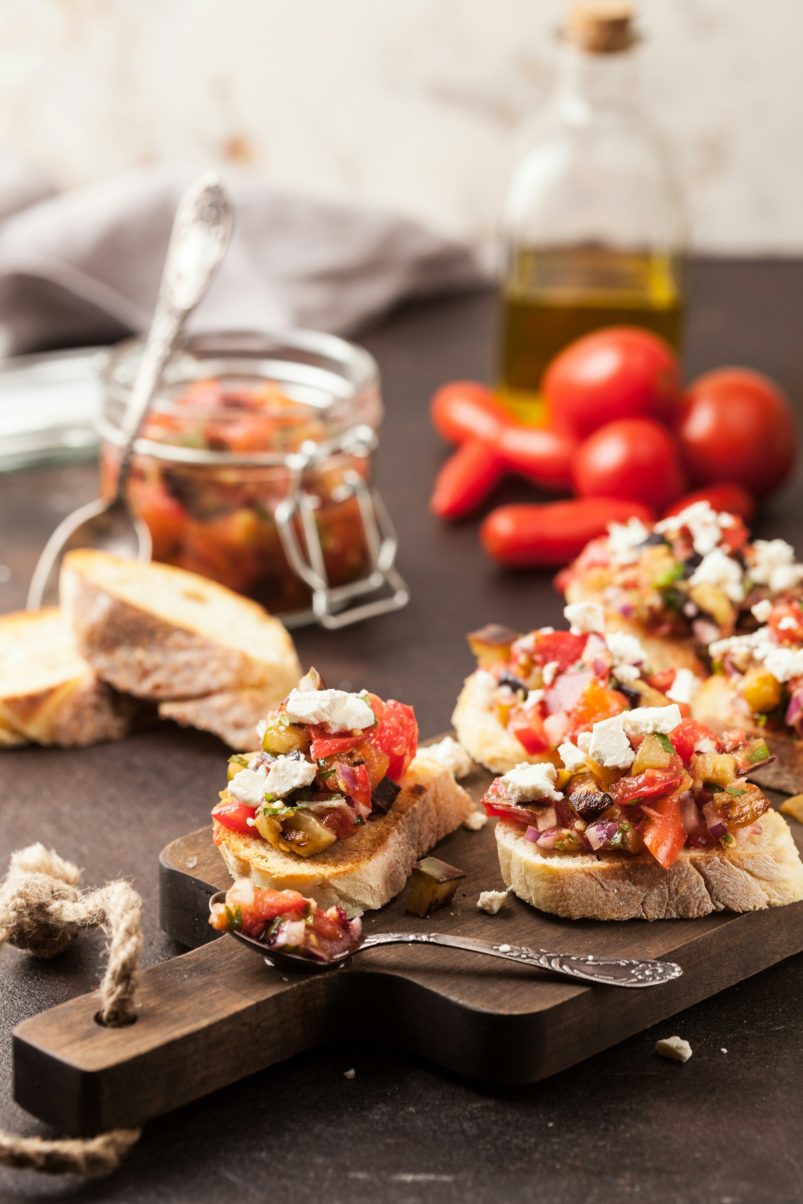 Crostini toscani su un tagliere di legno con olio extravergine