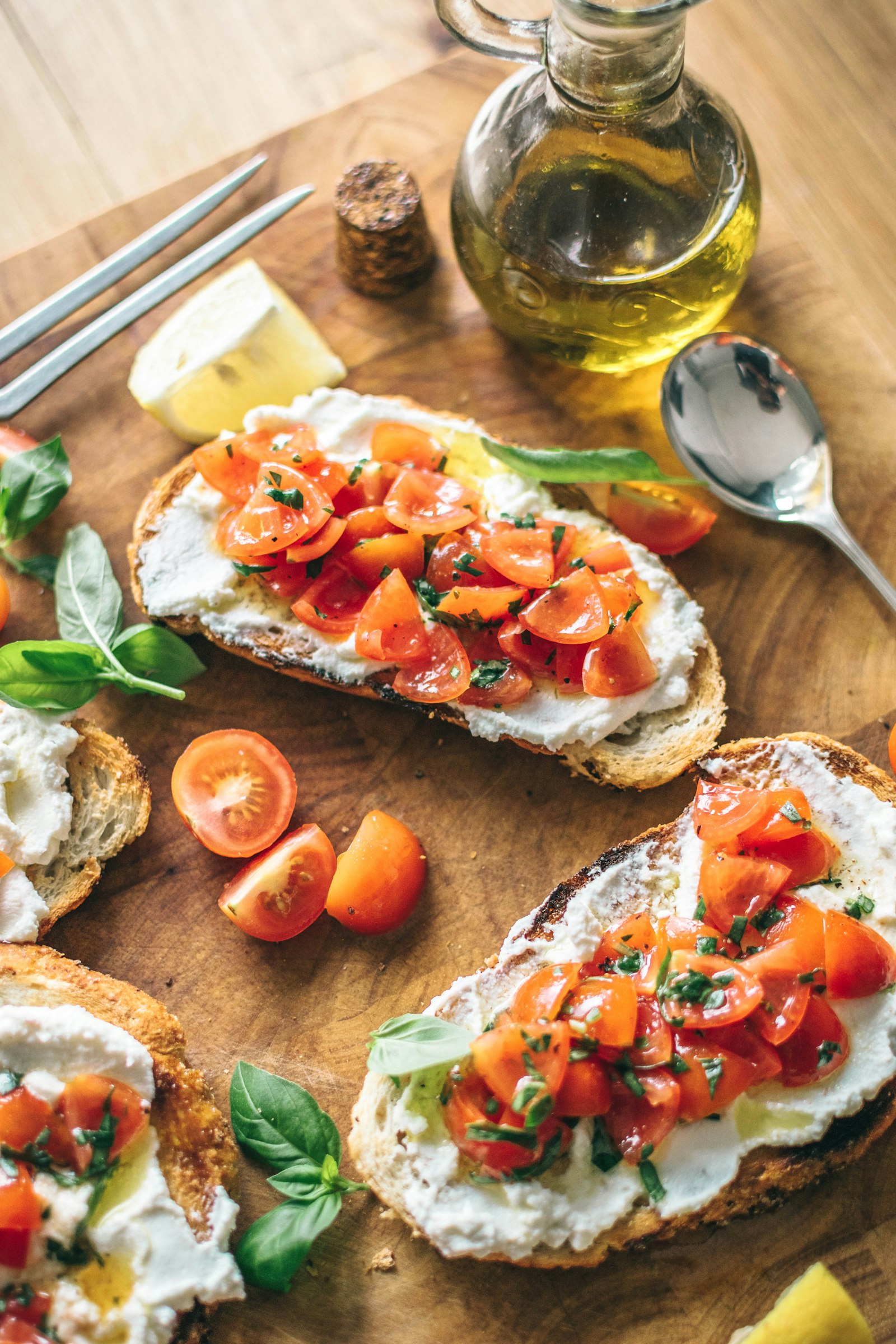Crostini con ricotta e pomodorini, olio e basilico