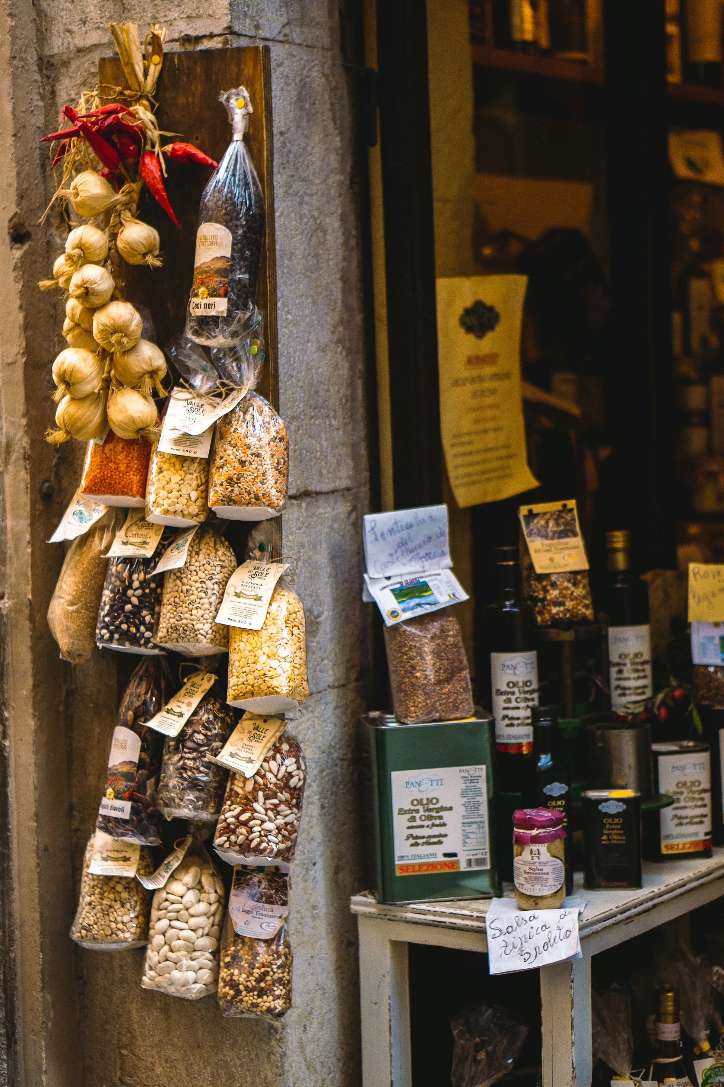 Vetrina esterna di una bottega con legumi e conserve