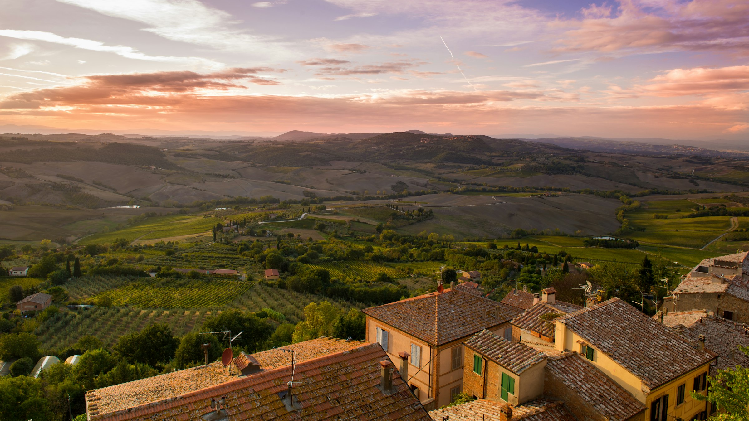 La Val di Chiana al tramonto vista dai tetti di un borgo toscano