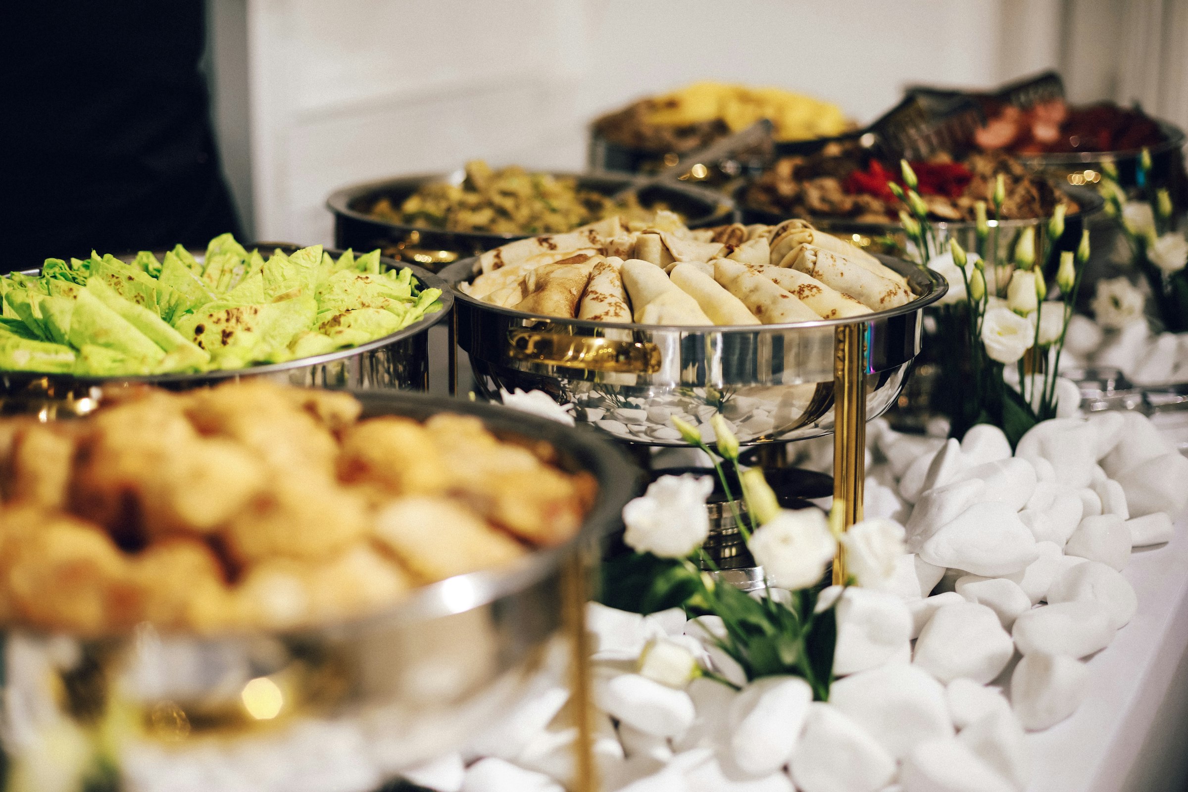 Buffet allestito con vassoi e portate calde