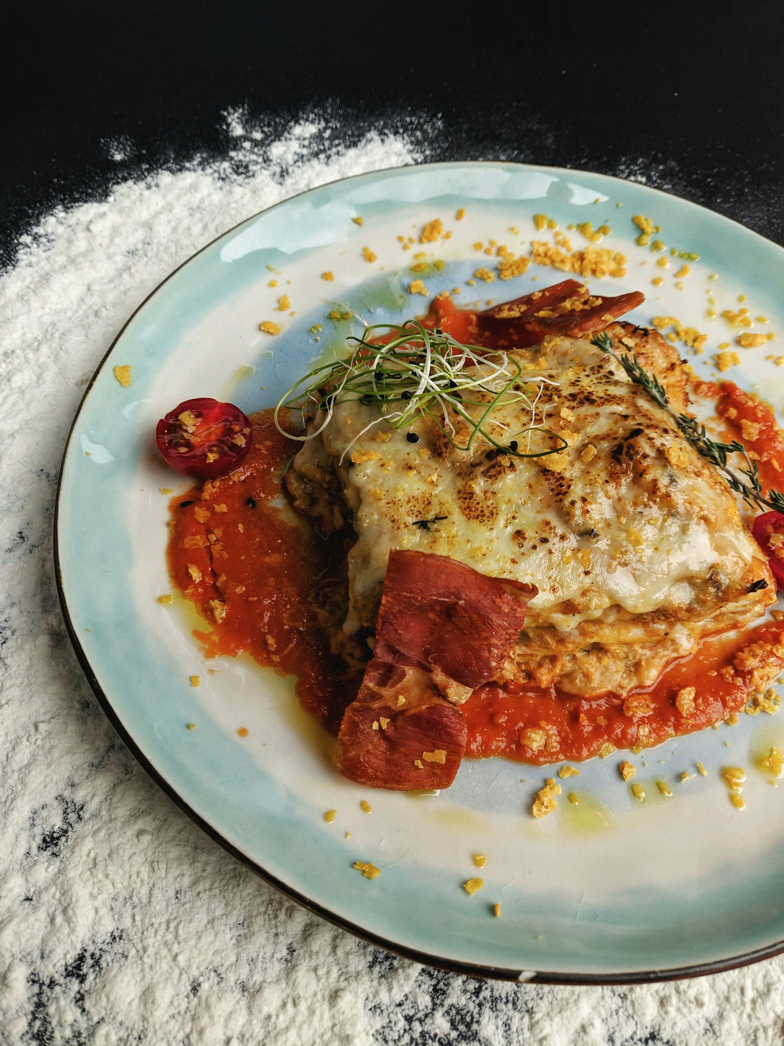 Porzione di pasta al forno gratinata