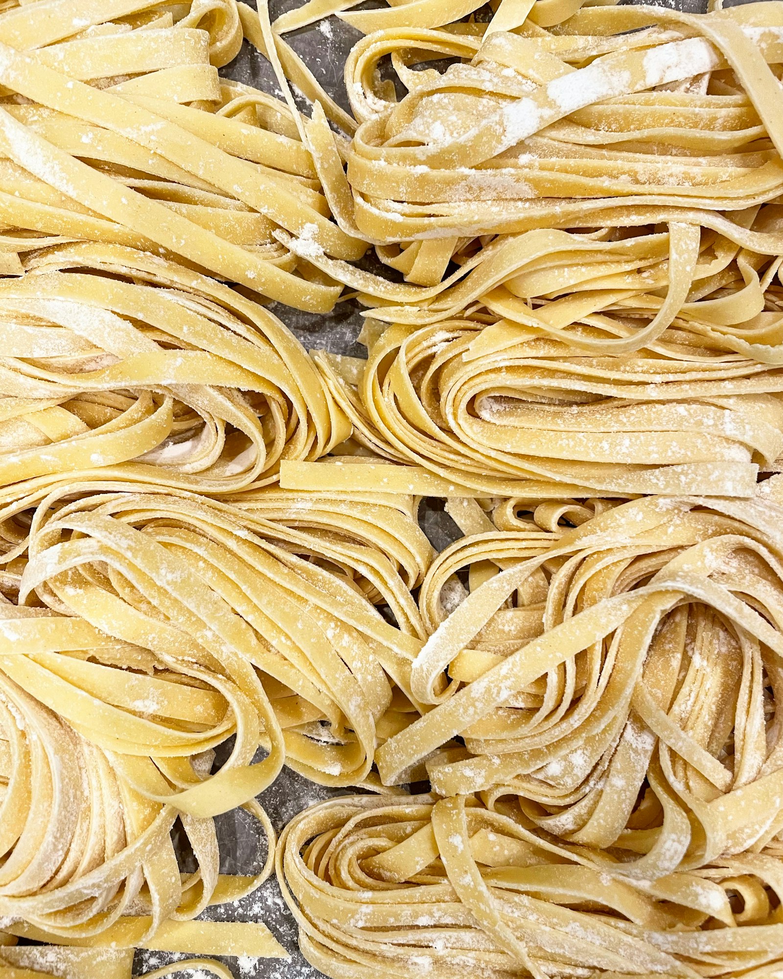 Nidi di tagliatelle fresche infarinate