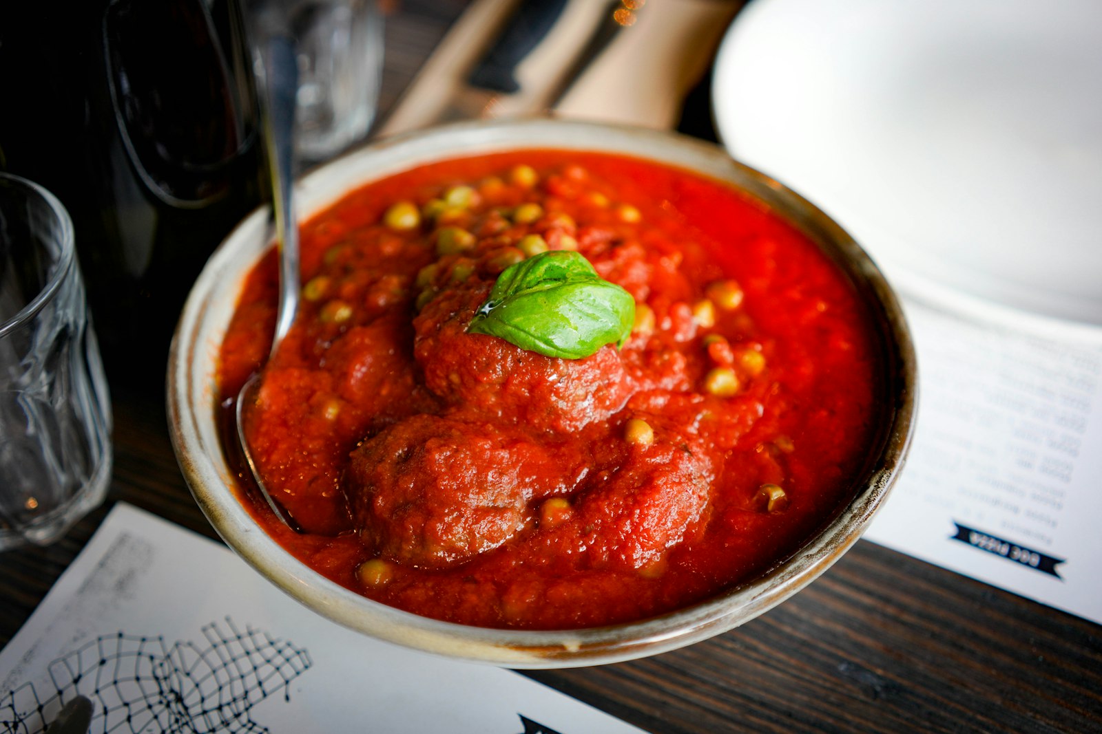 Polpette al sugo di pomodoro con piselli