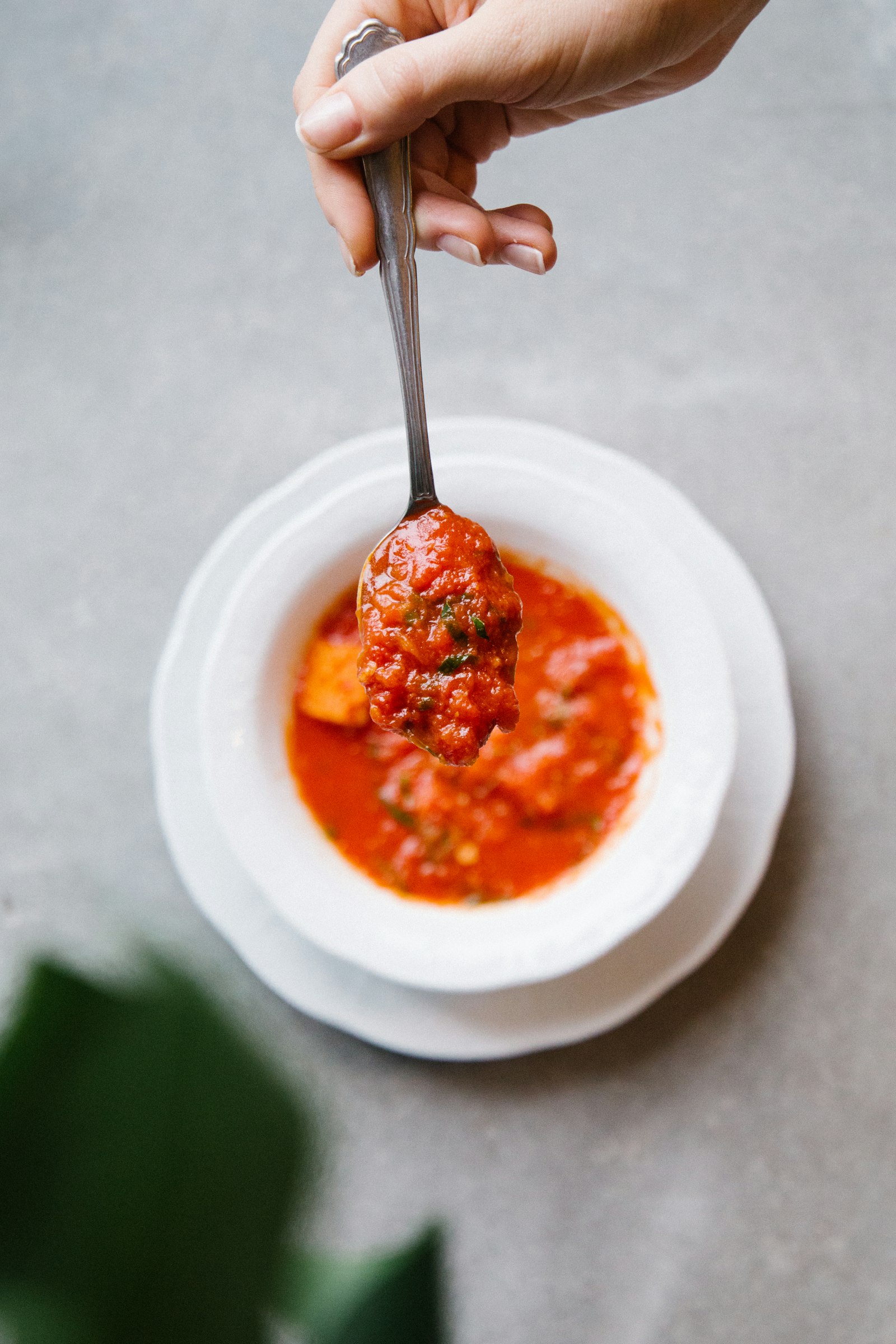 Cucchiaio che raccoglie il sugo di pomodoro