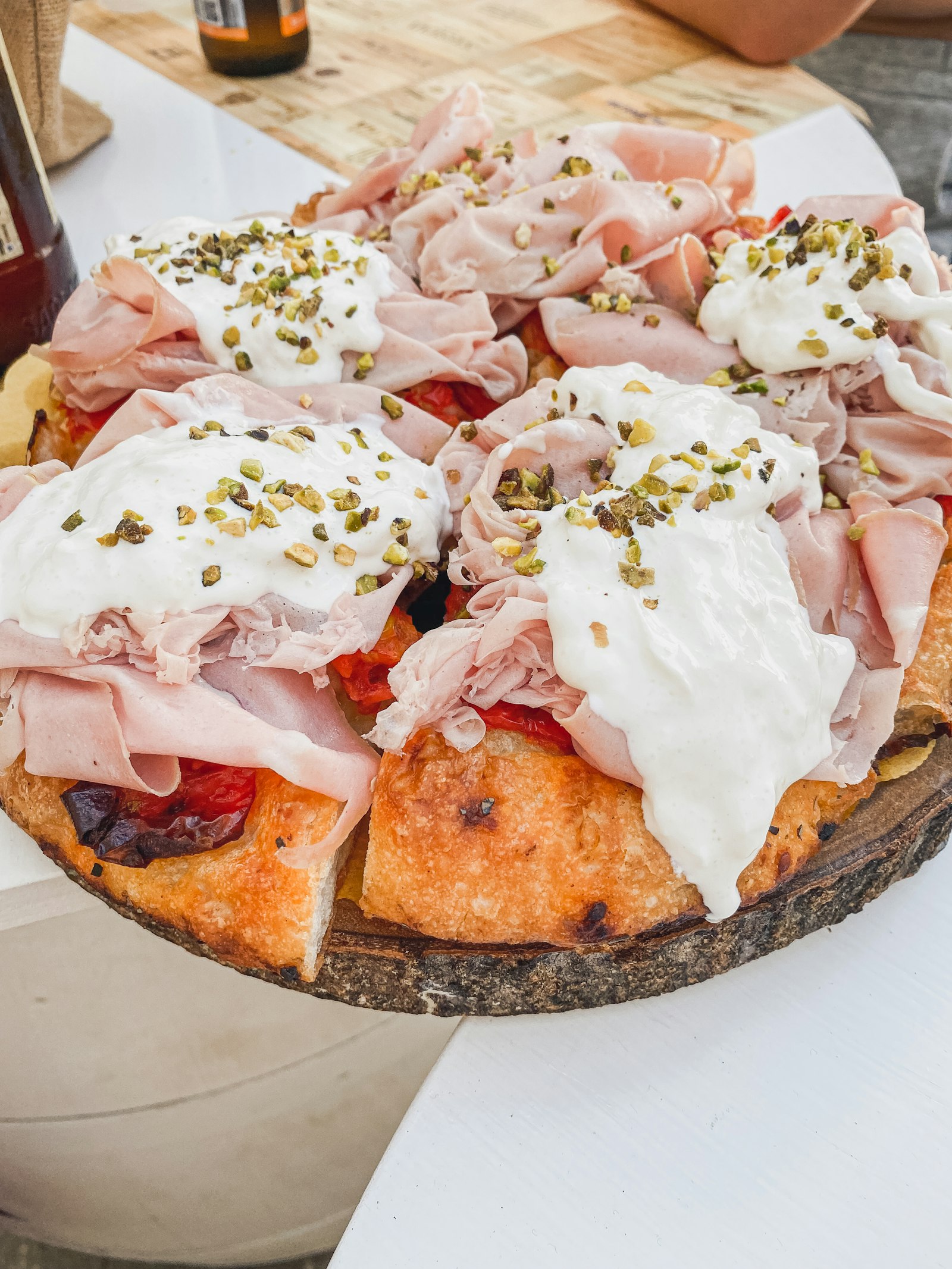 Pizza in teglia con mortadella, stracciatella e pistacchio