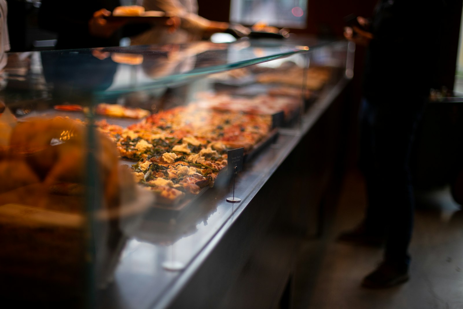 Pizza in teglia appena tagliata