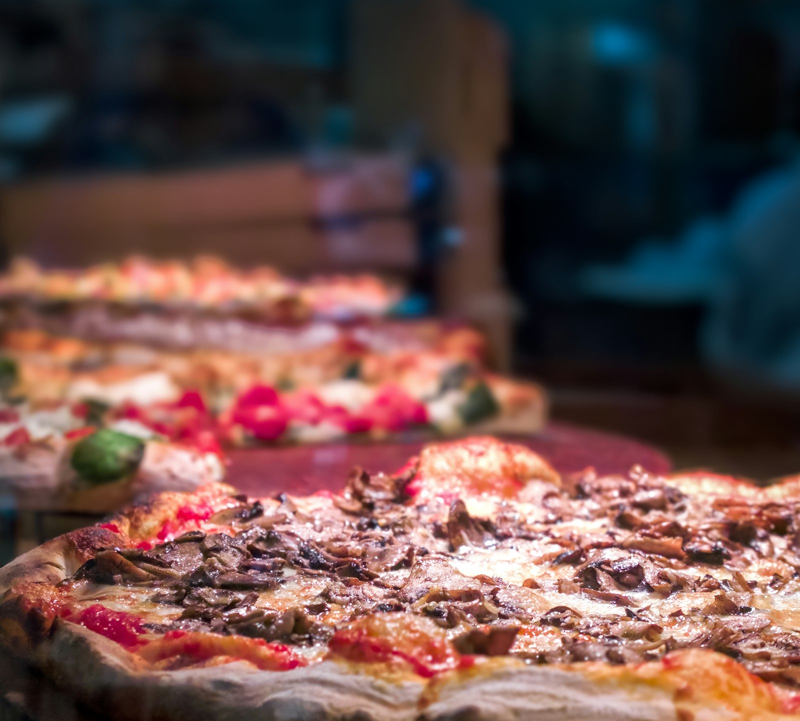 Fette di pizza al taglio esposte