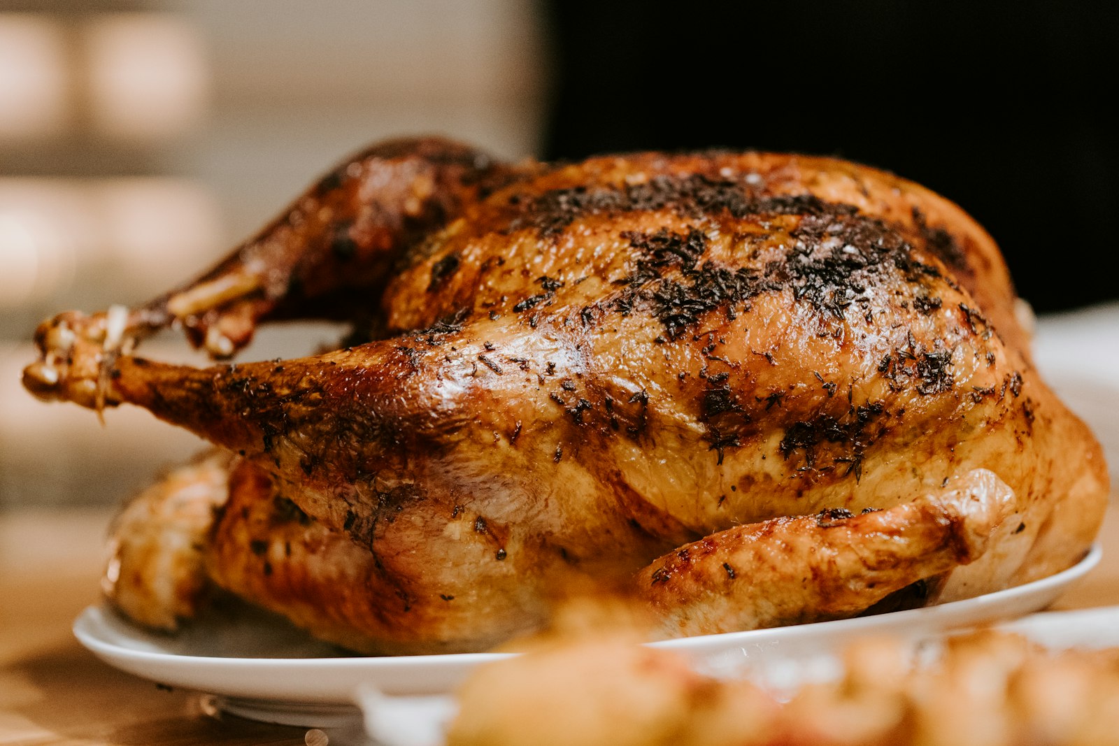 Pollo arrosto dorato appena uscito dal girarrosto