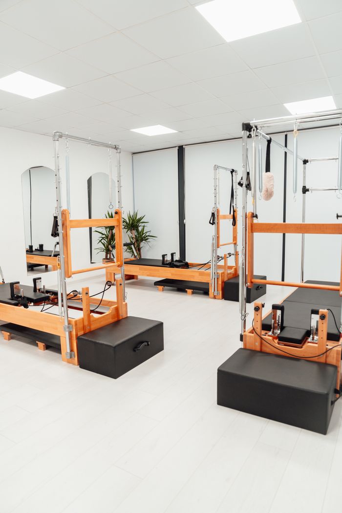 Stanza luminosa con Pilates reformer professionali