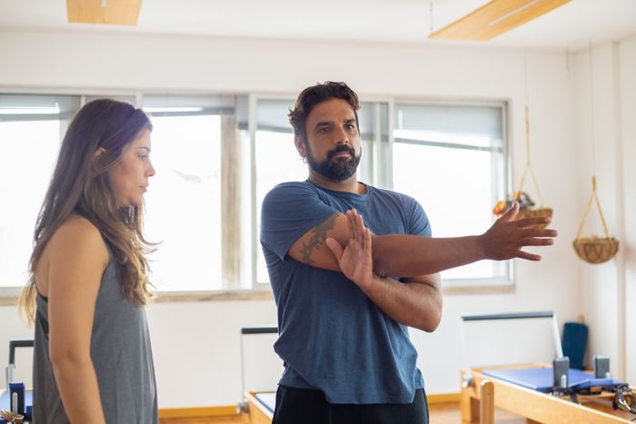 Donna che esegue esercizi di Pilates in studio