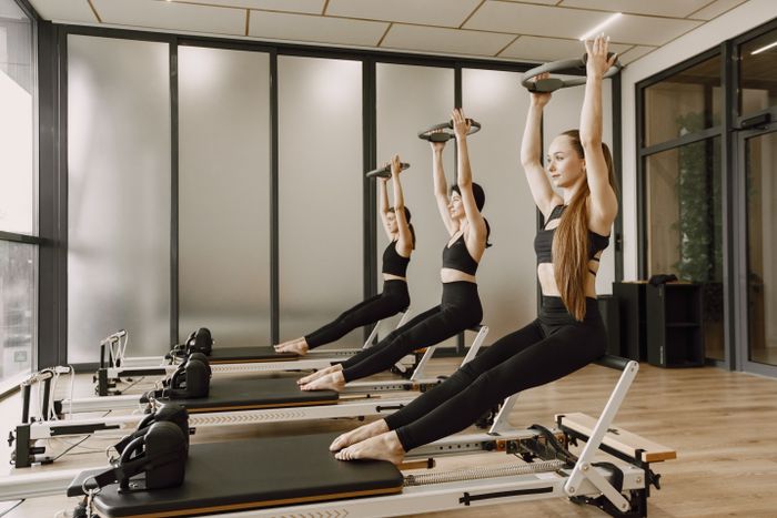 Lezione di Pilates di gruppo su reformer