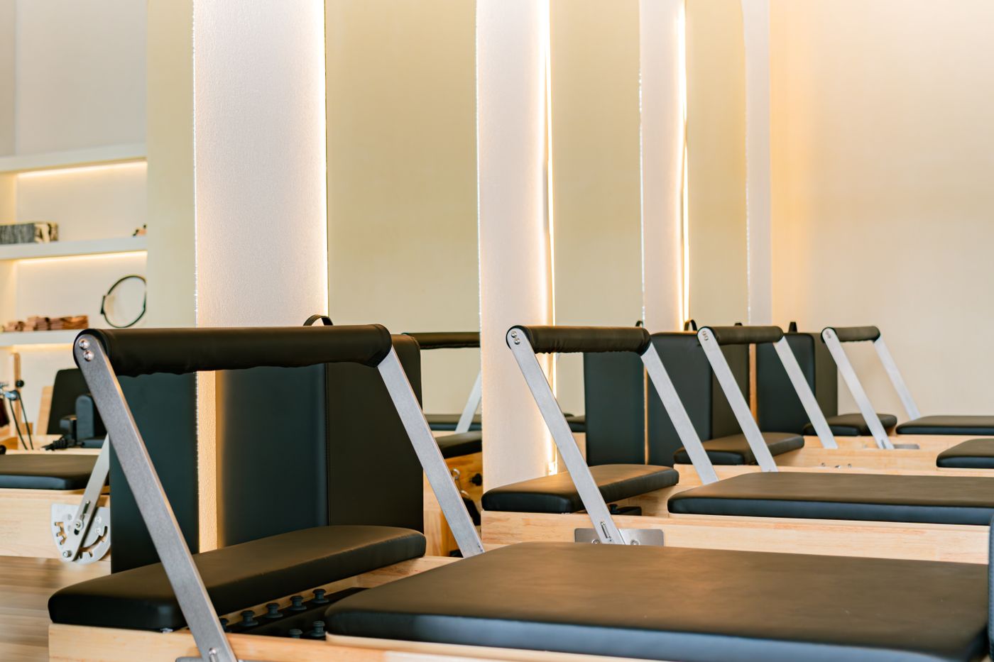 Studio Pilates moderno con reformer in una stanza luminosa