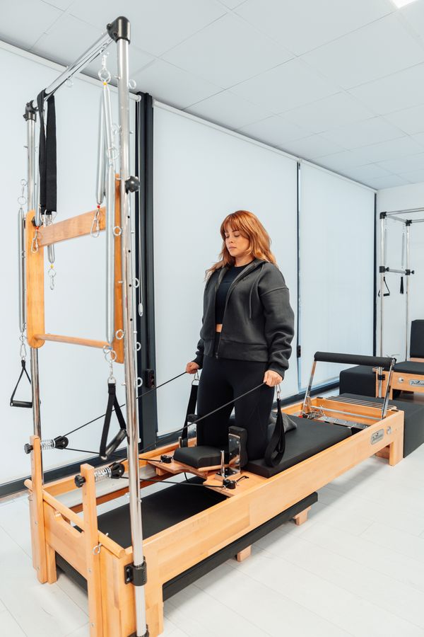 Esercizio su Pilates Reformer in studio professionale